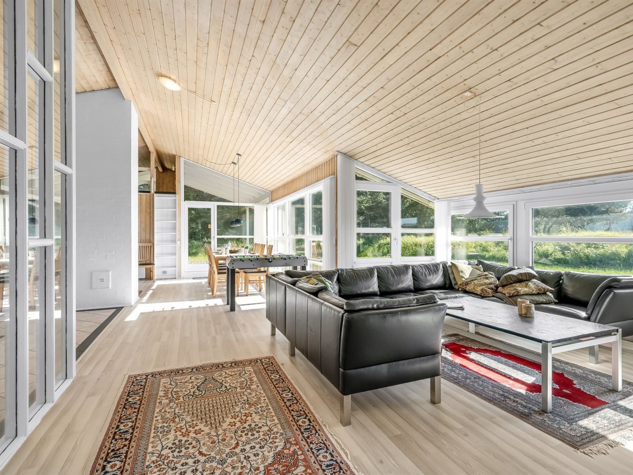 Una televisión, una chimenea