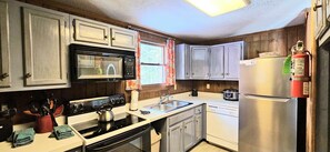 Fridge, microwave, oven, stovetop - Cozy family friendly 3-bedroom townhome in snowy getaway near slopes and village (Snowshoe)