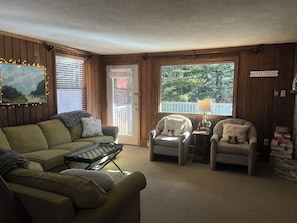 Smart TV, fireplace, stereo - Cozy family friendly 3-bedroom townhome in snowy getaway near slopes and village (Snowshoe)