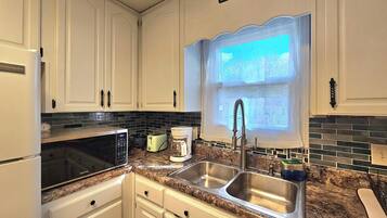 Een koelkast, een magnetron, een oven, een kookplaat