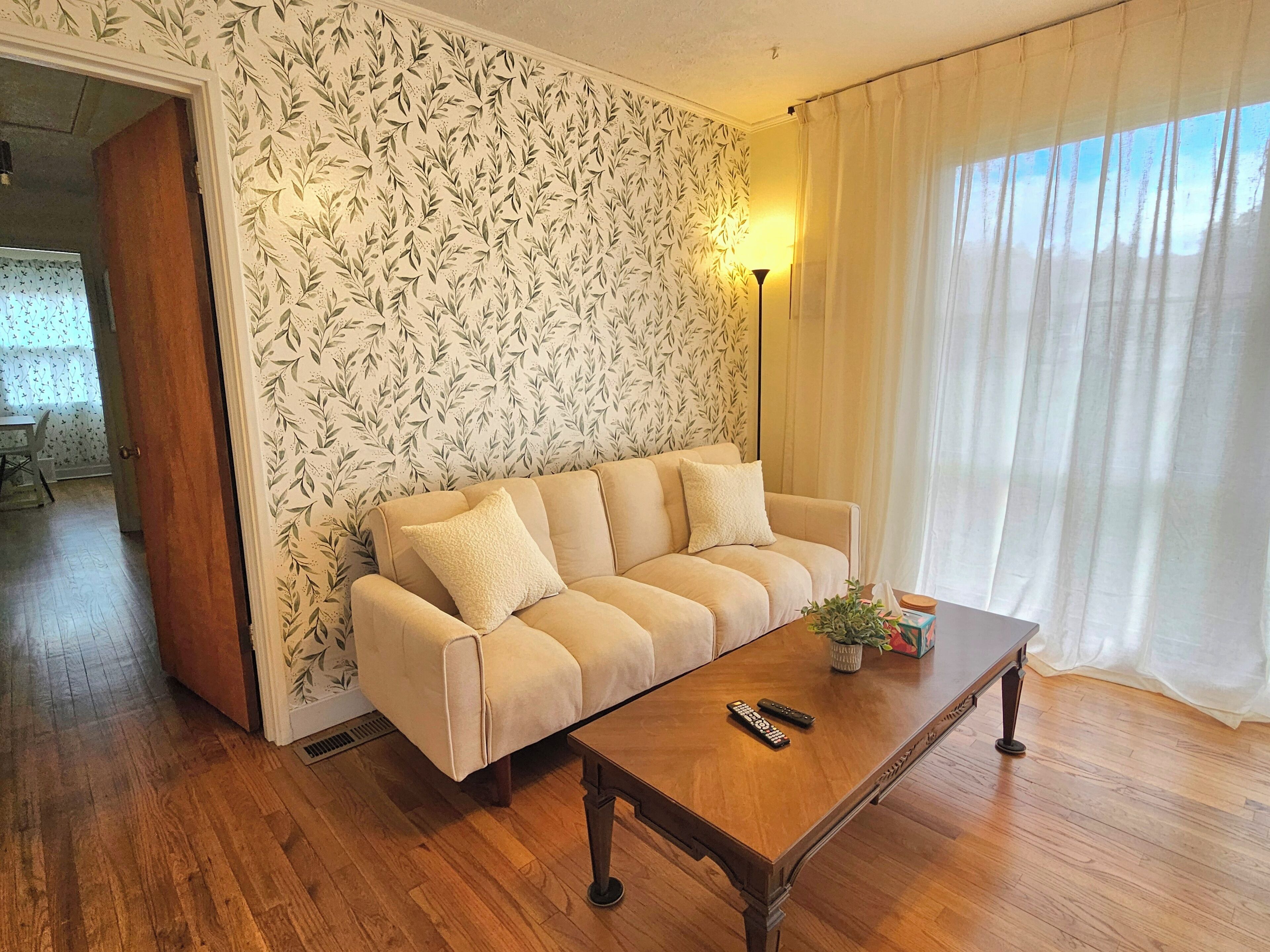 Een smart-tv en boeken