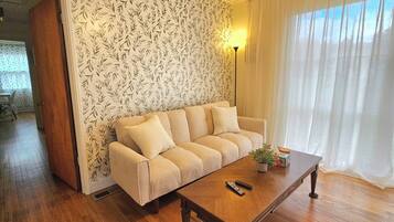 Een smart-tv en boeken