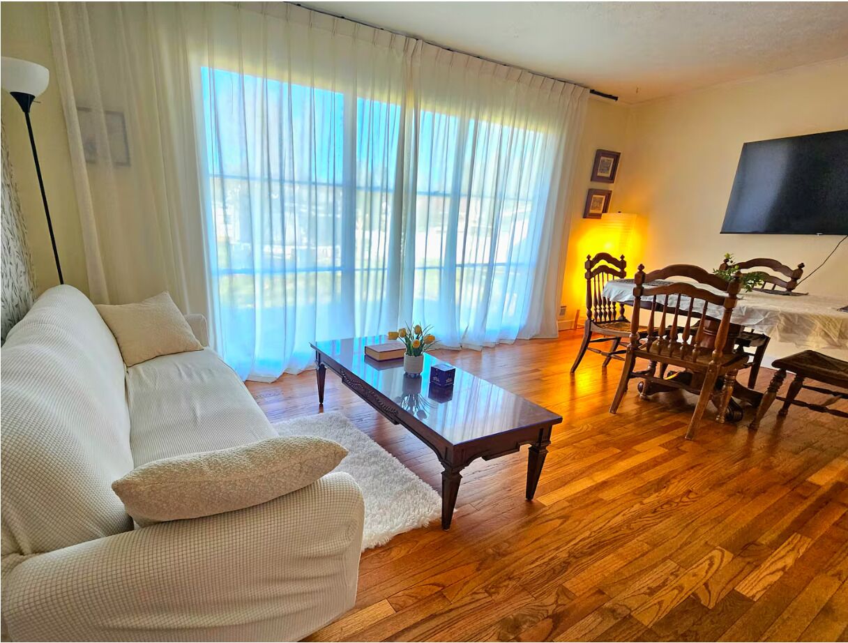 Een smart-tv en boeken