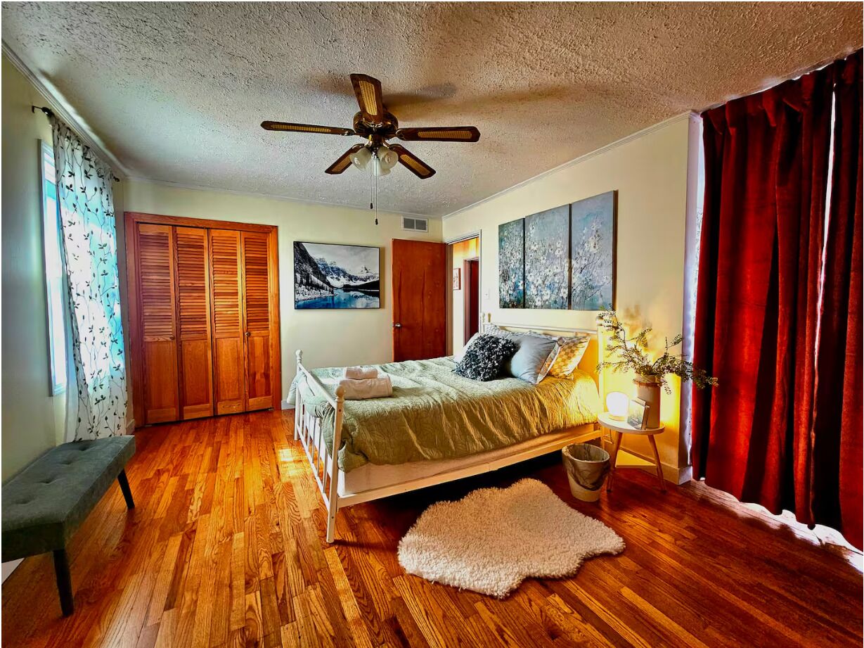 3 makuuhuonetta, tallelokero huoneessa, työpöytä, silitysrauta/-lauta