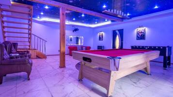 House | Game room