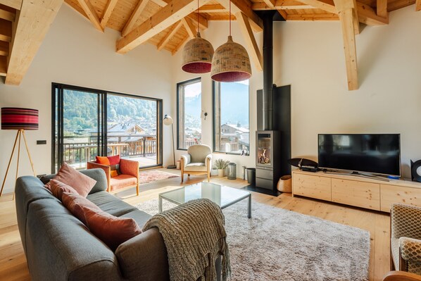 Fernseher, Kamin, DVD-Player