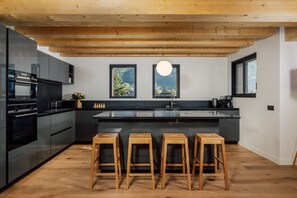 Wasserkocher mit Kaffee-/Teezubehör, Kühlschrank, Mikrowelle, Ofen