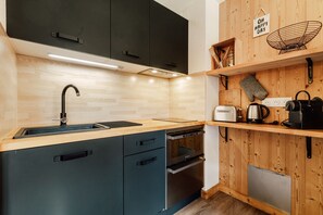 Wasserkocher mit Kaffee-/Teezubehör, Kühlschrank, Mikrowelle