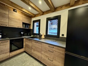 Wasserkocher mit Kaffee-/Teezubehör, Kühlschrank, Mikrowelle, Ofen