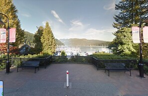 Property grounds - 2BR Deep Cove Unit Near Ocean, Trails, Skiing, Biking & Kayaking. (North Vancouver)