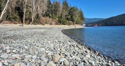 Deep Cove - 2BR Near Ocean, Trails, Skiing, Biking & Kayaking.