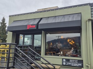 Exterior - 2BR Deep Cove Unit Near Ocean, Trails, Skiing, Biking & Kayaking. (North Vancouver)