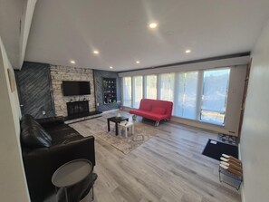 Smart TV, stereo - 2BR Deep Cove Unit Near Ocean, Trails, Skiing, Biking & Kayaking. (North Vancouver)