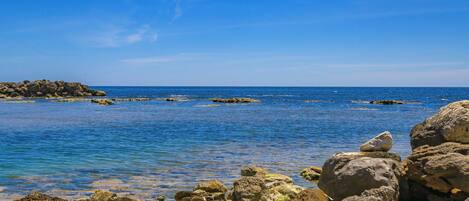 Una playa cerca, toallas de playa