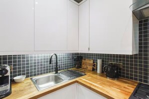 Fridge, microwave, oven, coffee/tea maker - Cosy & Stylish Edinburgh City Flat - Pass the Keys (Edinburgh)
