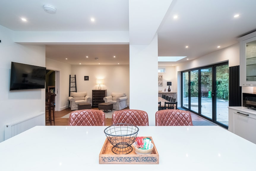 Spacious 5-bed Home With Garden & Parking - Pass The Keys - Edimburgo