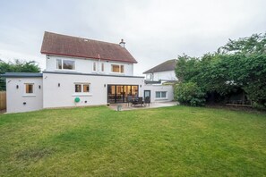 Exterior - Spacious 5-Bed Home with Garden & Parking - Pass the Keys (Edinburgh)