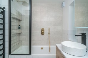 Shower, towels - Spacious 5-Bed Home with Garden & Parking - Pass the Keys (Edinburgh)