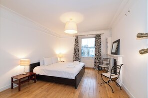 3 bedrooms, iron/ironing board, free WiFi, bed sheets - Elegant 2-Bed Historic Flat in Kensington - Pass the Keys (London)