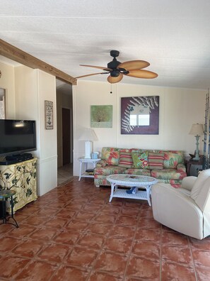 Living area - Adorable 2-bedroom house with AC in charming Key Largo (Key Largo)