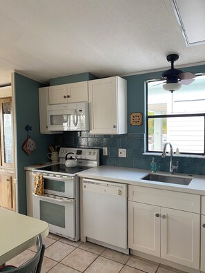 Private kitchen - Adorable 2-bedroom house with AC in charming Key Largo (Key Largo)