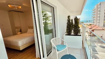 Chambre Deluxe Double ou avec lits jumeaux, non-fumeur, vue partielle sur la mer | Terrasse/Patio