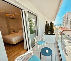 Camera Deluxe con letto matrimoniale o 2 letti singoli, non fumatori, vista mare parziale | Terrazza/patio