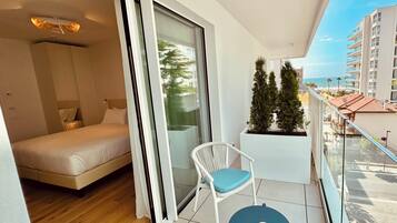 Deluxe-Vierbettzimmer, Nichtraucher, eingeschrÀnkter Meerblick | Strand-/Meerblick