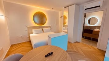 Junior kamer, 1 twee- of 2 eenpersoonsbedden, niet-roken, uitzicht op zee | Een kluis op de kamer, een bureau, een laptopwerkplek