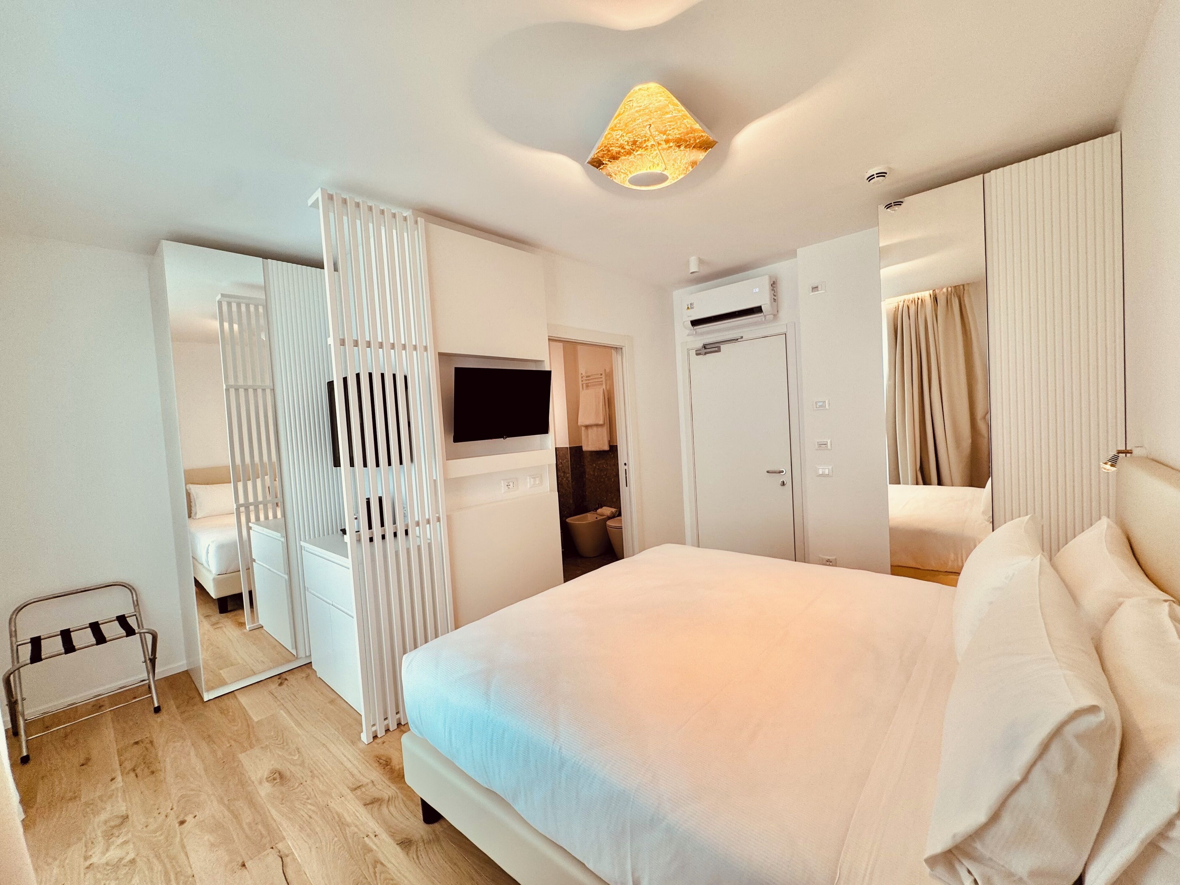 Phòng đôi hoặc 2 giường đơn có tầm nhìn toàn cảnh, quang cảnh một góc biển | Két bảo mật tại phòng, bàn, khu vực làm việc phù hợp cho laptop 