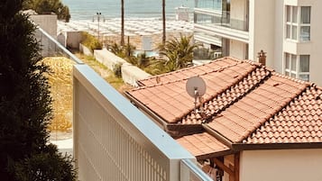 Chambre Deluxe Double ou avec lits jumeaux, non-fumeur, vue partielle sur la mer | Vue sur la plage/lâocĂ©an