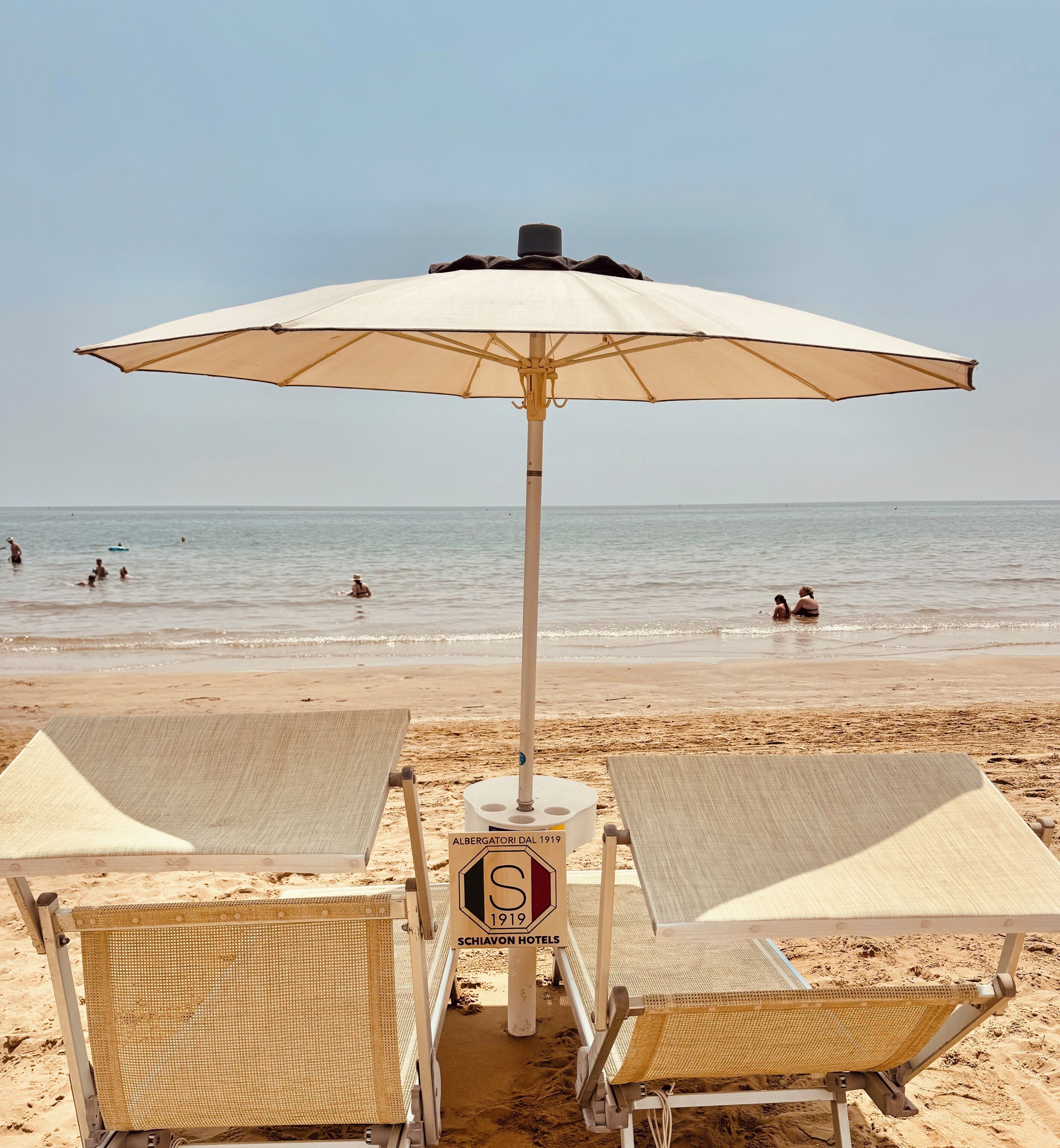 Privatstrand, schwarzer Sandstrand