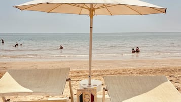 Privatstrand, schwarzer Sandstrand