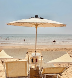 Yksityinen ranta, mustaa hiekkaa