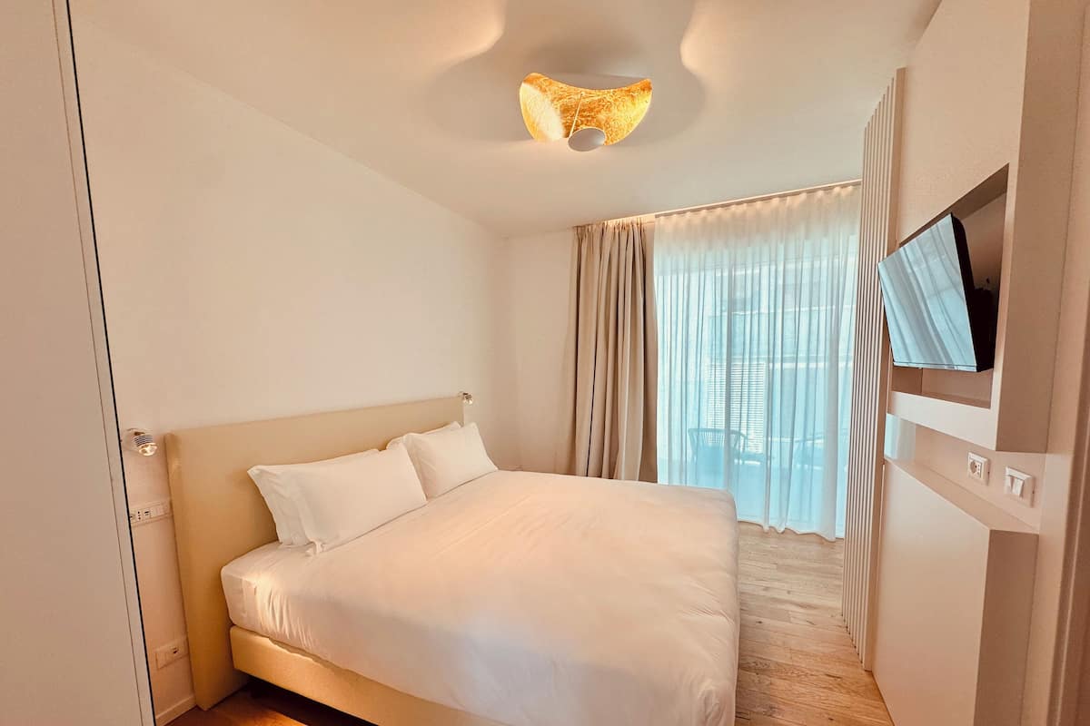 Deluxe Double or Twin Room, Non Smoking, Partial Sea View