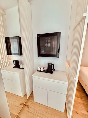 Kahden hengen deluxe-huone (yksi tai kaksi sänkyä), tupakointi kielletty, osittainen merinäköala | Minibaari