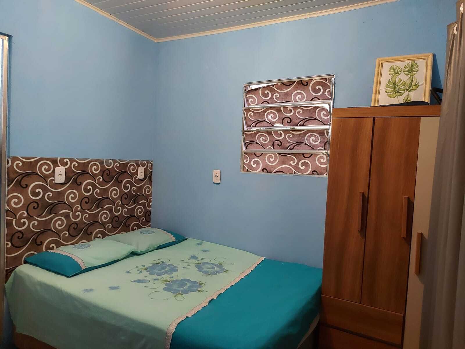 Tabla de planchar con plancha, wifi y ropa de cama 