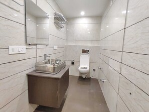 シャワー、バスアメニティ (無料)、タオル、石鹸