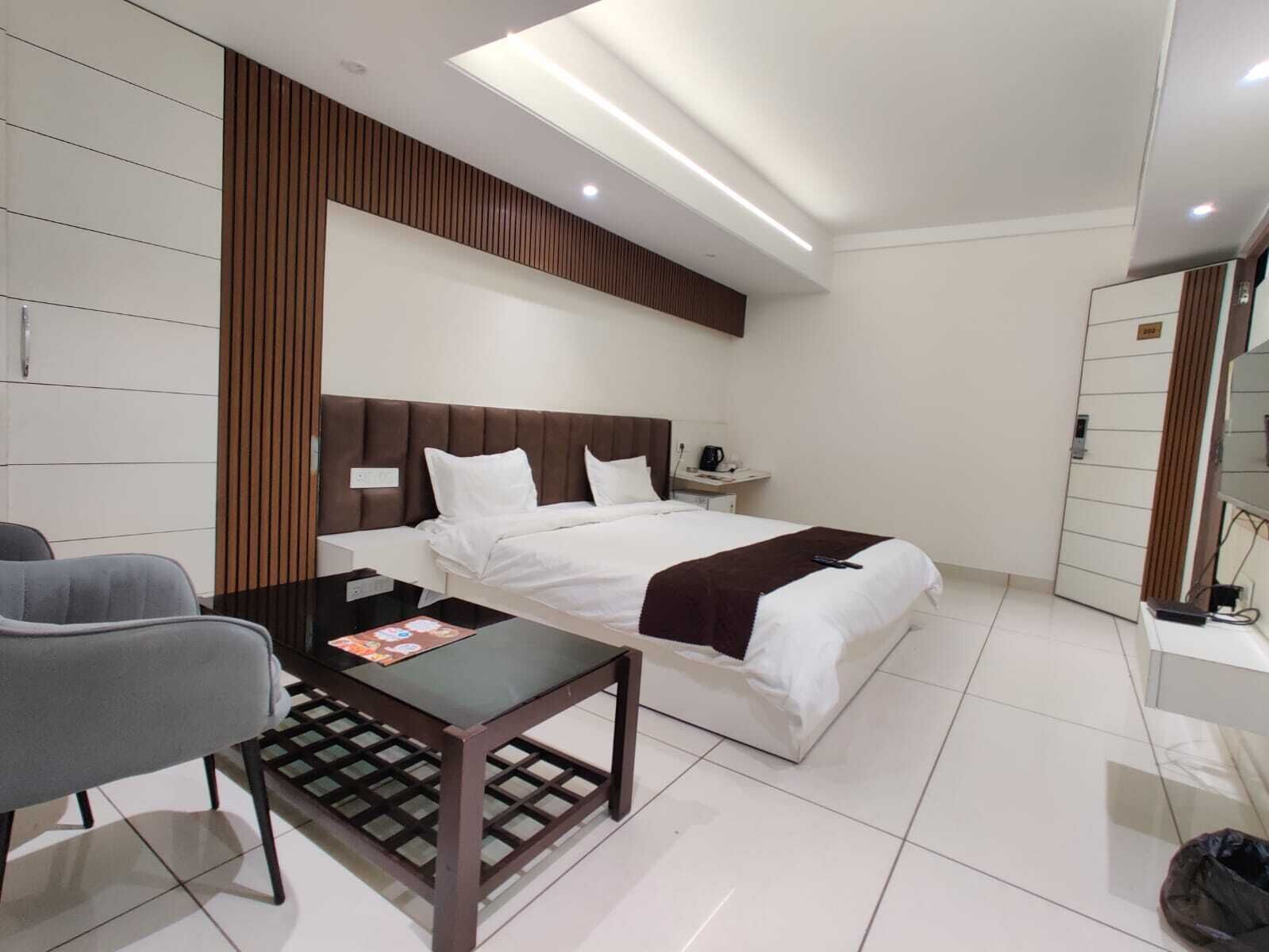 Desk, laptop workspace, free WiFi