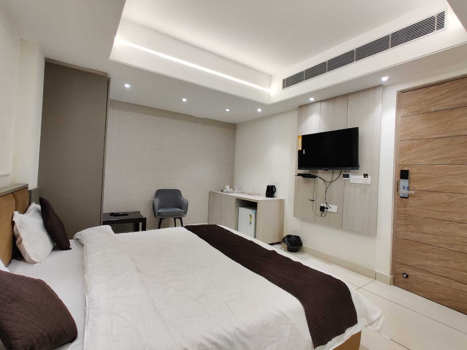 Escritorio, espacio para trabajar con laptop y wifi gratis 