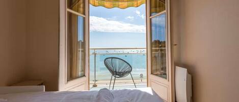 Tabla de planchar con plancha, wifi, ropa de cama