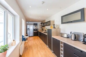 Kühlschrank, Mikrowelle, Ofen, Geschirrspüler