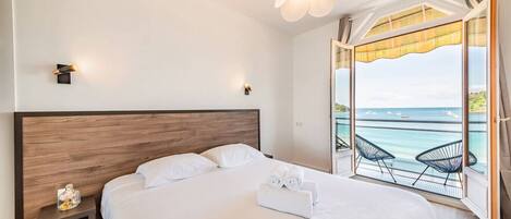 Tabla de planchar con plancha, wifi y ropa de cama