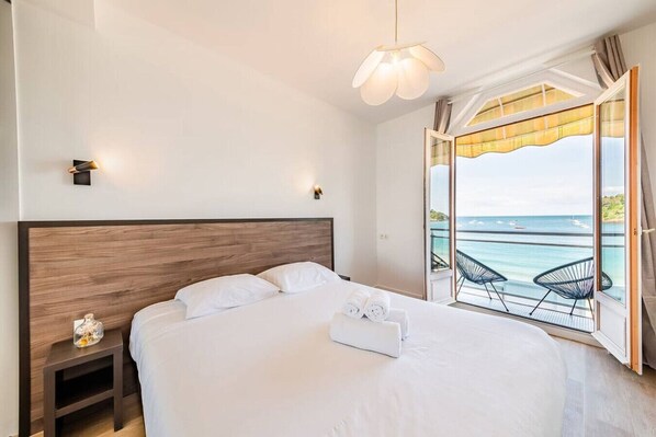 Tabla de planchar con plancha, wifi, ropa de cama