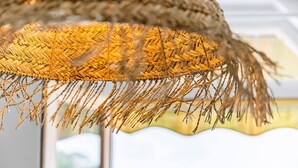 A woven, thatched ceiling lamp with a scalloped edge. - Au pied de la plage 1 - Vue mer (Cancale)