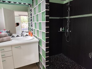 Shower, hair dryer, towels, soap - Cosy Caribanou studio 100m from Anse Vinaigri beach (Le Gosier)