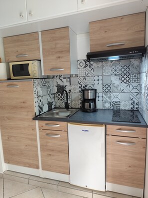 Fridge, microwave, stovetop, coffee/tea maker - Cosy Caribanou studio 100m from Anse Vinaigri beach (Le Gosier)