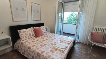 Iron/ironing board, Internet, bed sheets