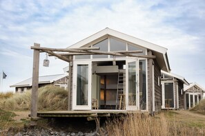 Chalet familiar, vista parcial al lago