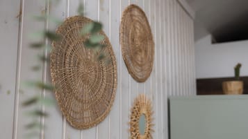 Un mur orné de trois panneaux décoratifs tissés.
